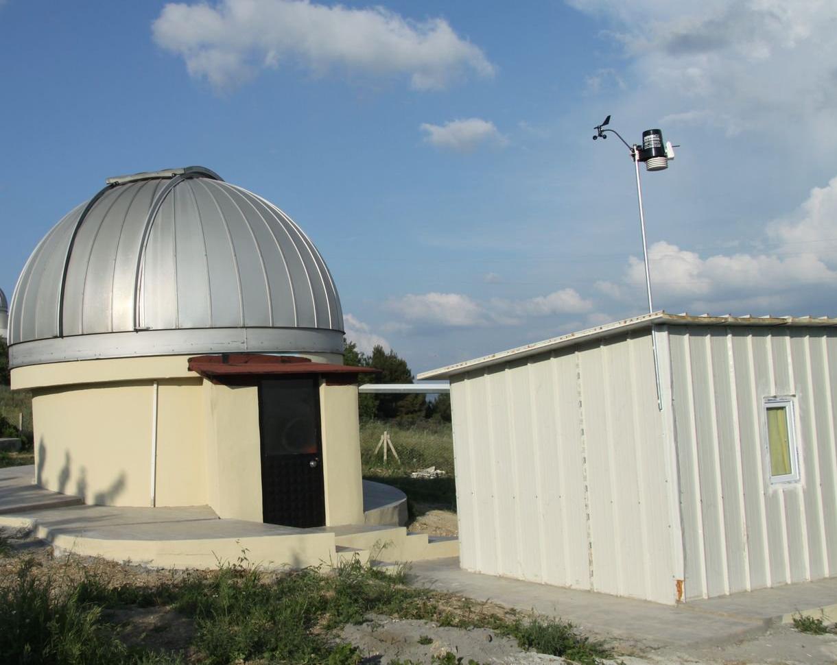 İST60 teleskobunun Ulupınar Astrofizik Gözlemevi'ndeki (Çanakkale) kubbesi ve kontrol odası.