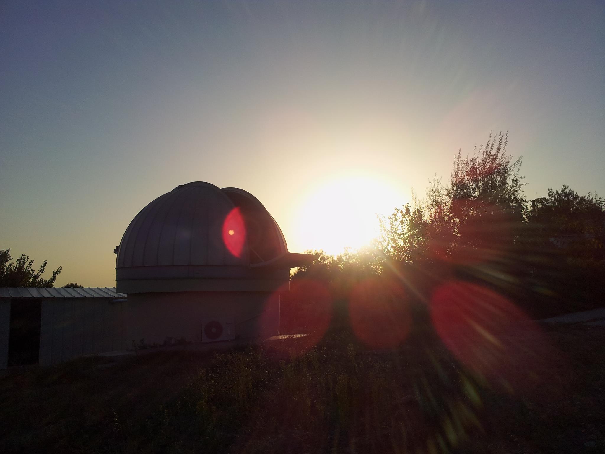 İST60 teleskobunun kubbesi ve günbatımı.