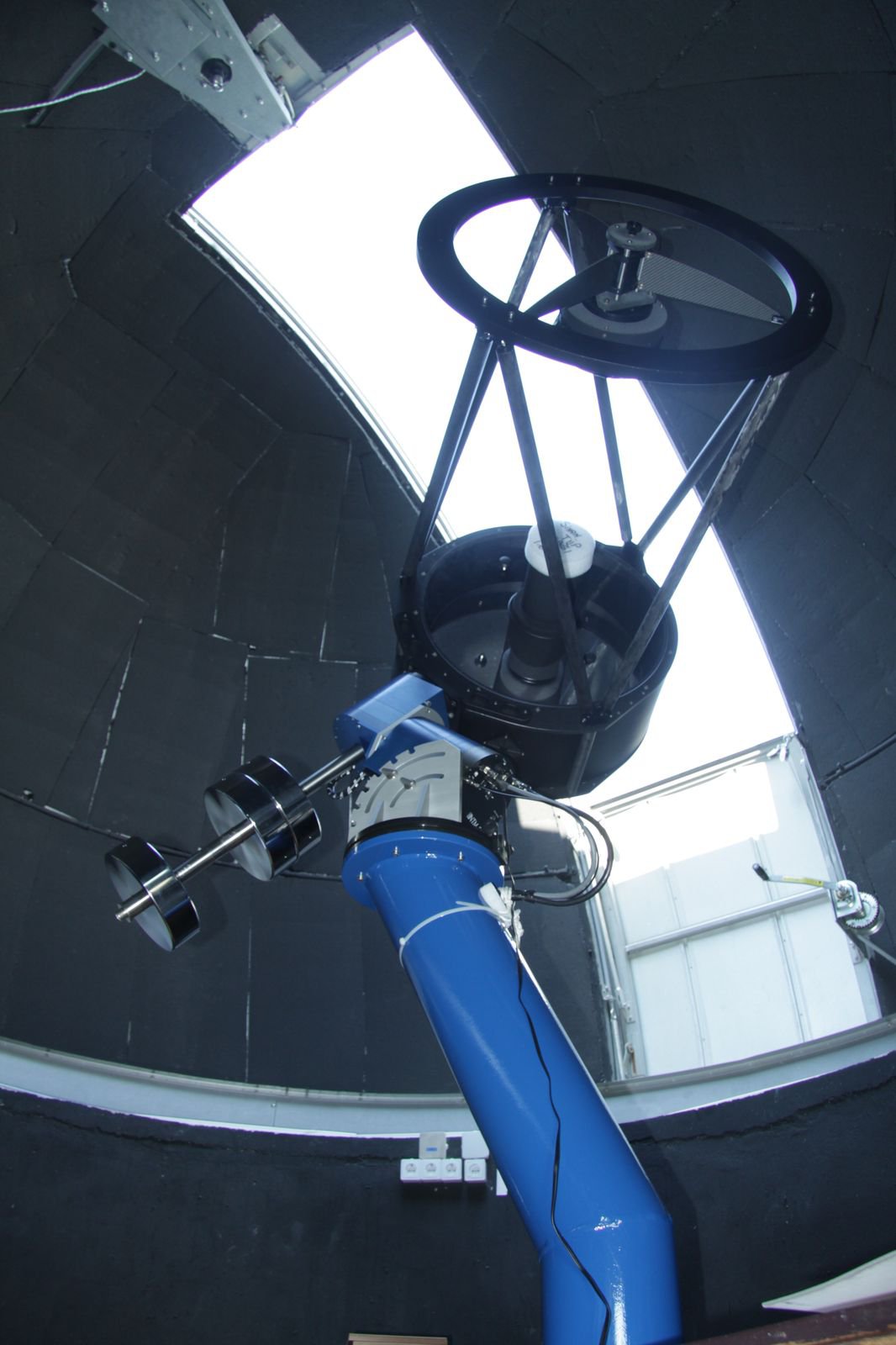 0.6m Ritchey-Chretien optik tasarımlı aynalı teleskop.