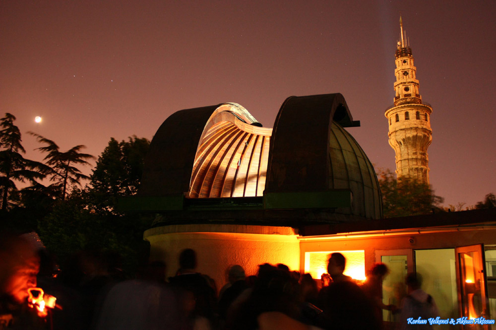 İstanbul Üniversitesi Gözlemevi ve Beyazıt Yangın Kulesi. Gece eğitim gözleminden bir görüntü.